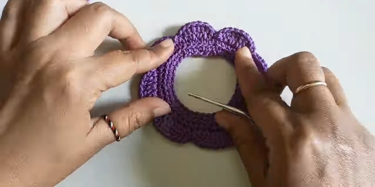 How to Crochet a Beautiful Flower Tissue Holder