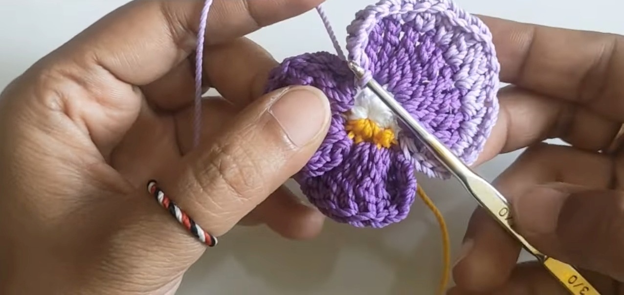 Crochet Round Wallet with Floral Motif – Easy Crochet Guide