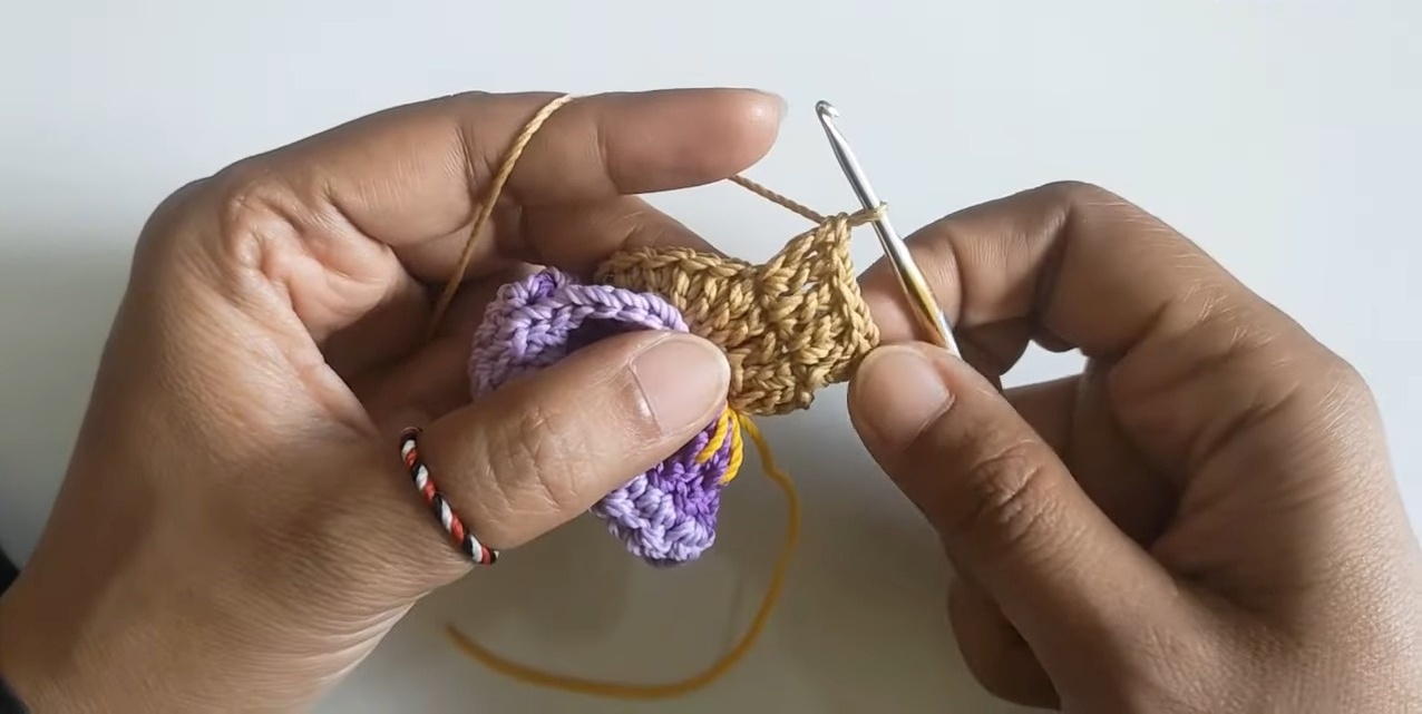 Crochet Round Wallet with Floral Motif – Easy Crochet Guide