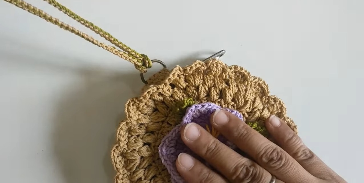 Crochet Round Wallet with Floral Motif – Easy Crochet Guide