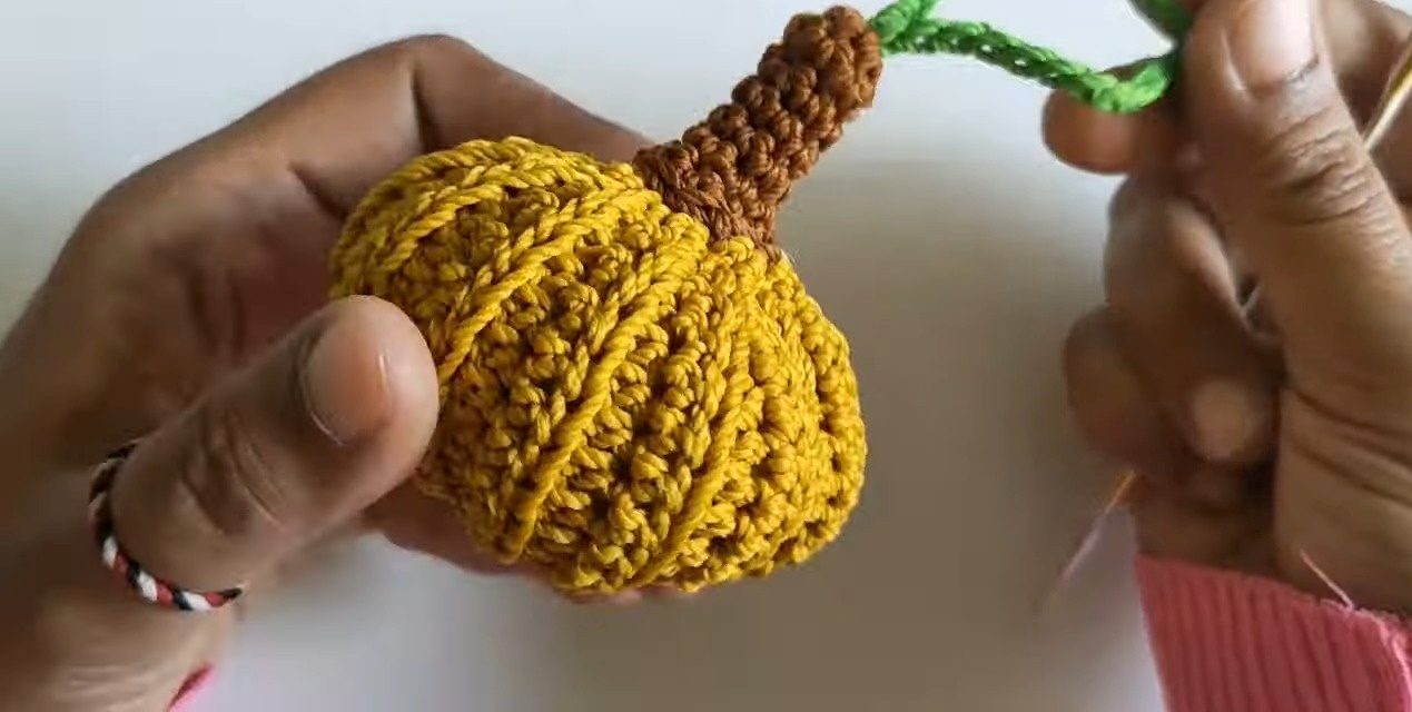 Charming Crochet Keychains: Pumpkin & Cat Design Guide